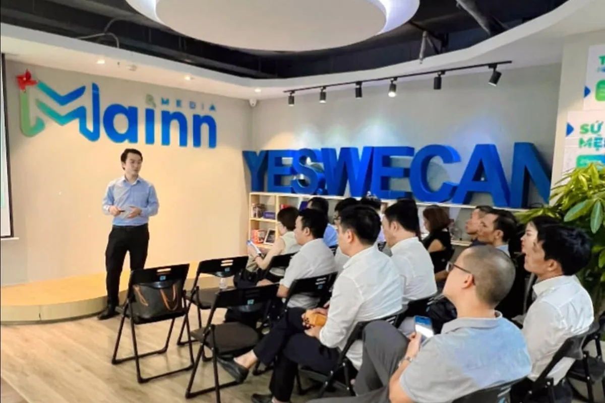 Đại diện MAINN Media chia sẻ với đoàn Givers tại văn phòng công ty