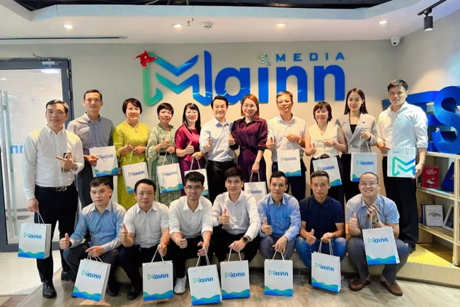 Đoàn BNI Givers chụp ảnh chung trước văn phòng MAINN Media