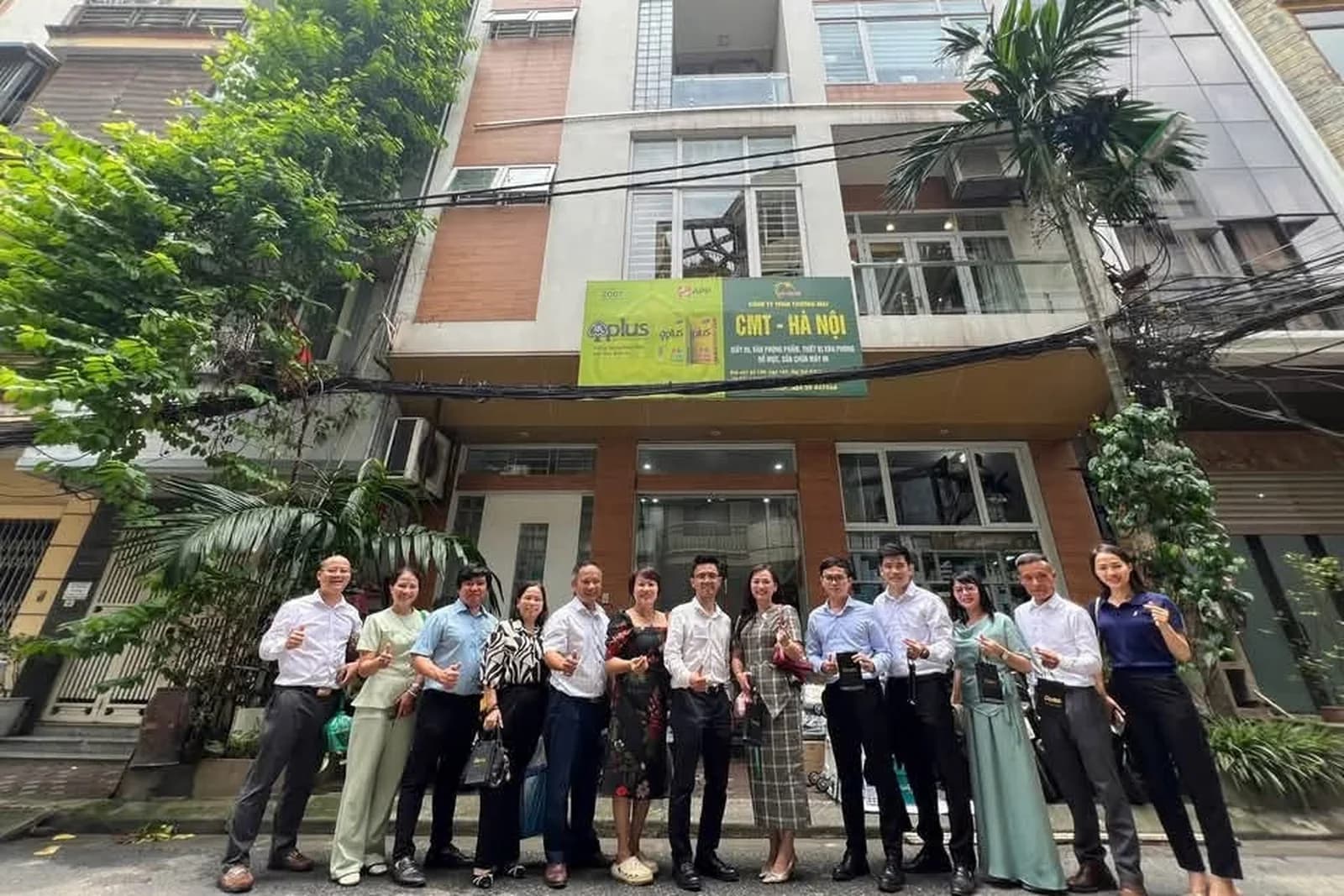 Đoàn BNI Givers trước văn phòng Công ty CMT - Hà Nội