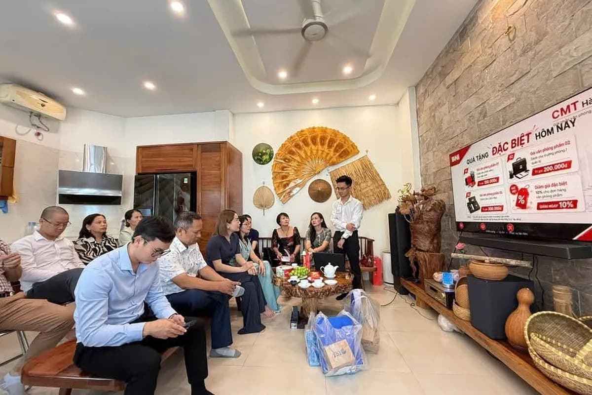 Các thành viên nghe giới thiệu ưu đãi dành riêng cho chapter
