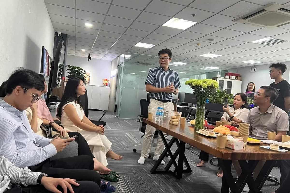 Founder & CEO Digitran chia sẻ với đoàn Business Tour tại văn phòng
