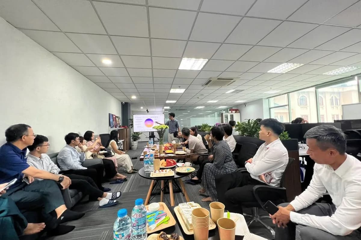 Các thành viên BNI Givers ngồi nghe giới thiệu tại văn phòng Digitran