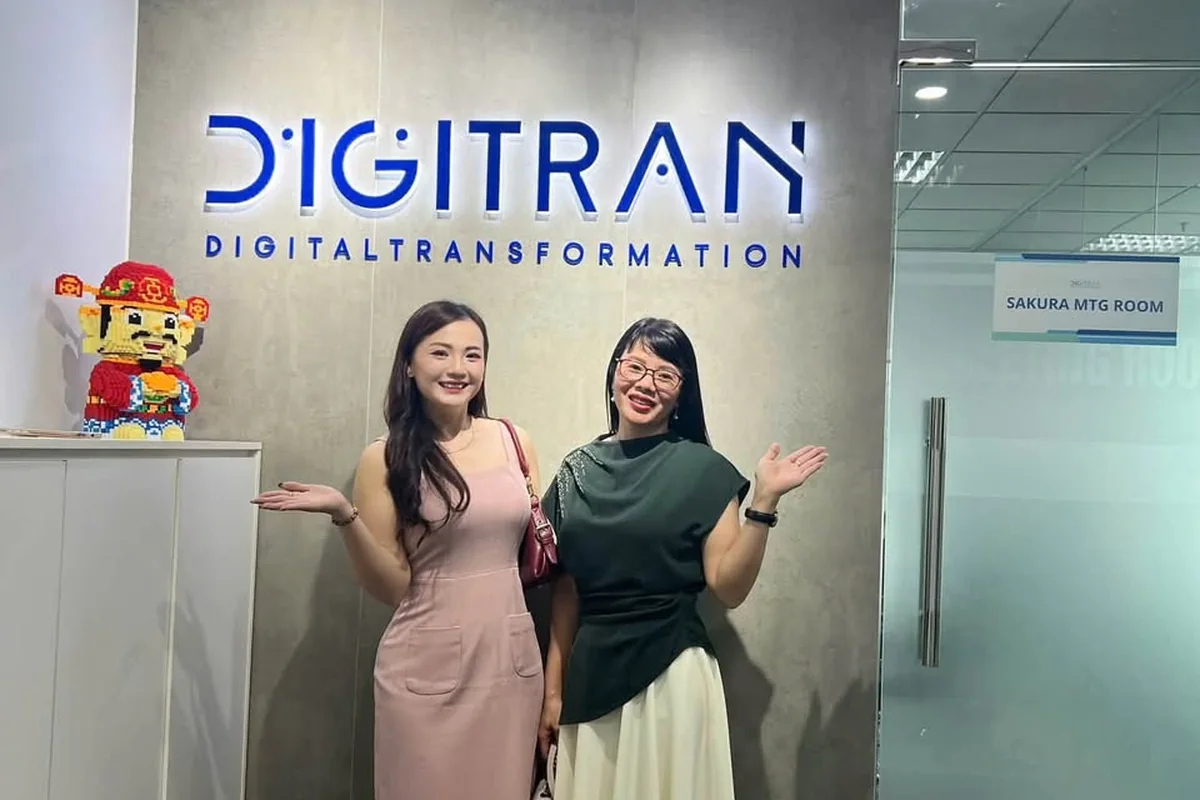Thành viên chapter tại sảnh văn phòng Digitran Technology