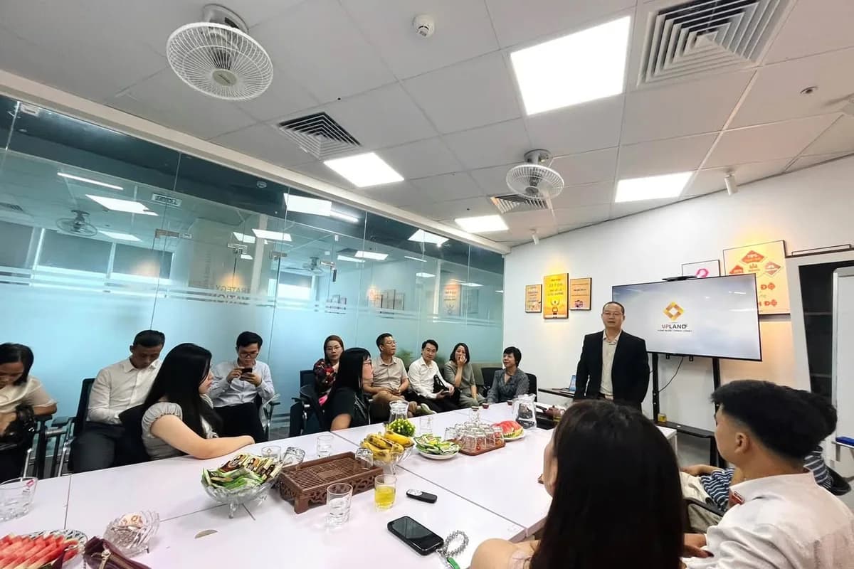 Đại diện UPLAND giới thiệu mô hình UP OFFICE với đoàn Givers