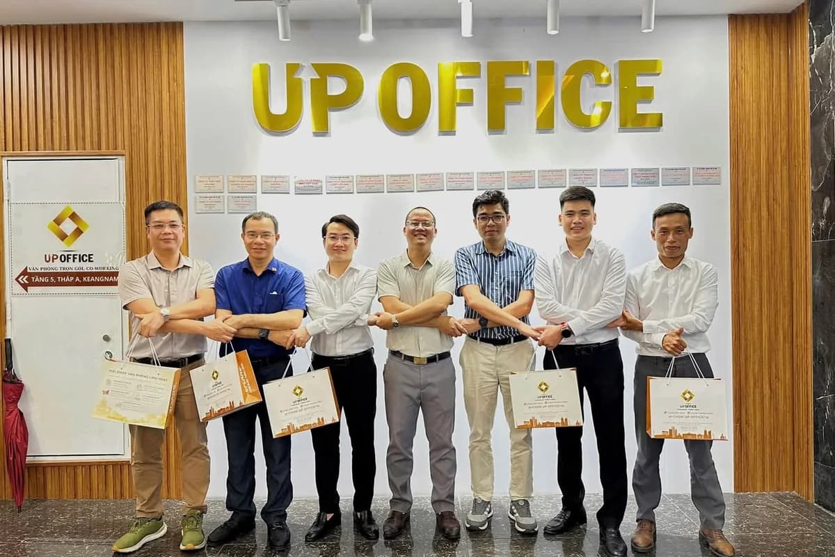Các thành viên Givers nắm tay nhau tại sảnh UP OFFICE sau buổi tham quan