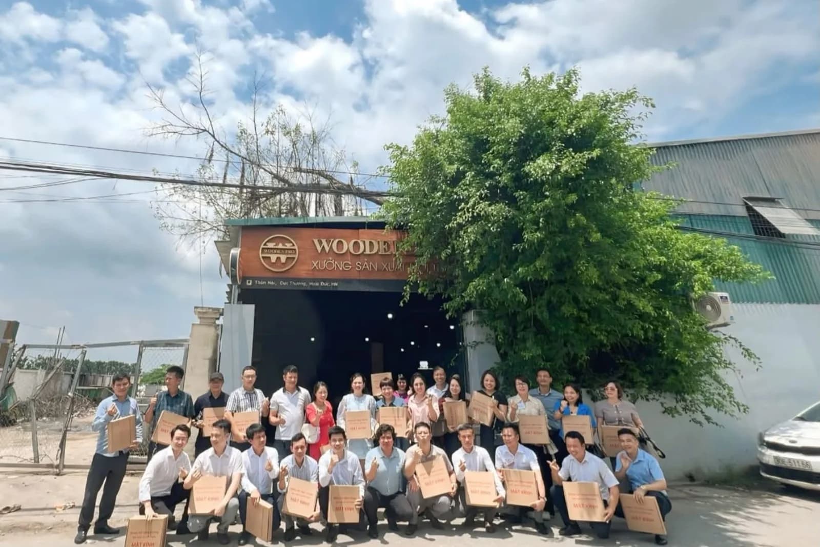 Thành viên BNI Givers Chapter chụp ảnh chung trước xưởng sản xuất WoodenPro Việt Nam