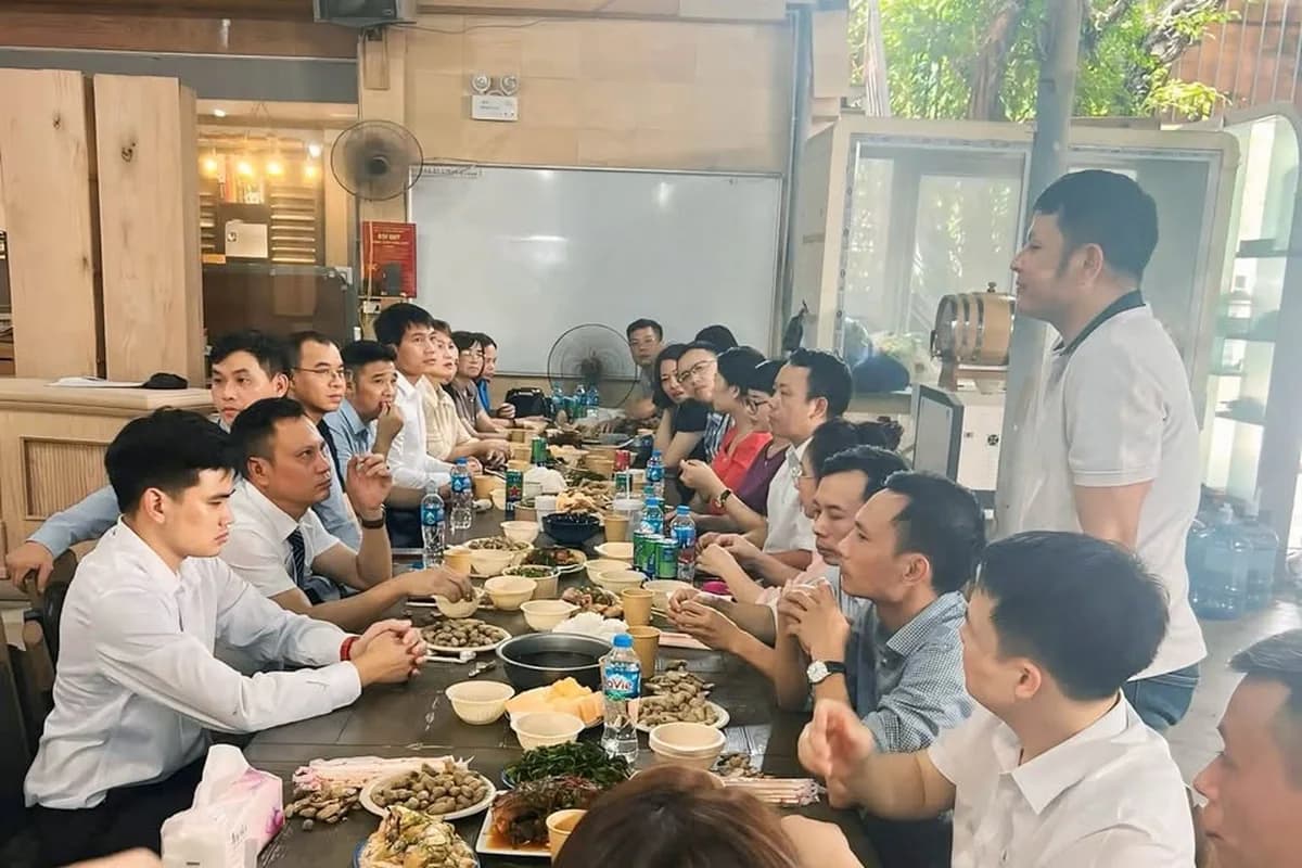 Các thành viên ăn trưa và kết nối 1-2-1 sau chuyến tham quan xưởng