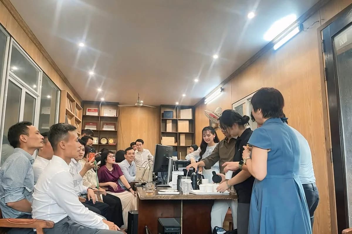 Các thành viên nghe giới thiệu sản phẩm trong showroom WoodenPro
