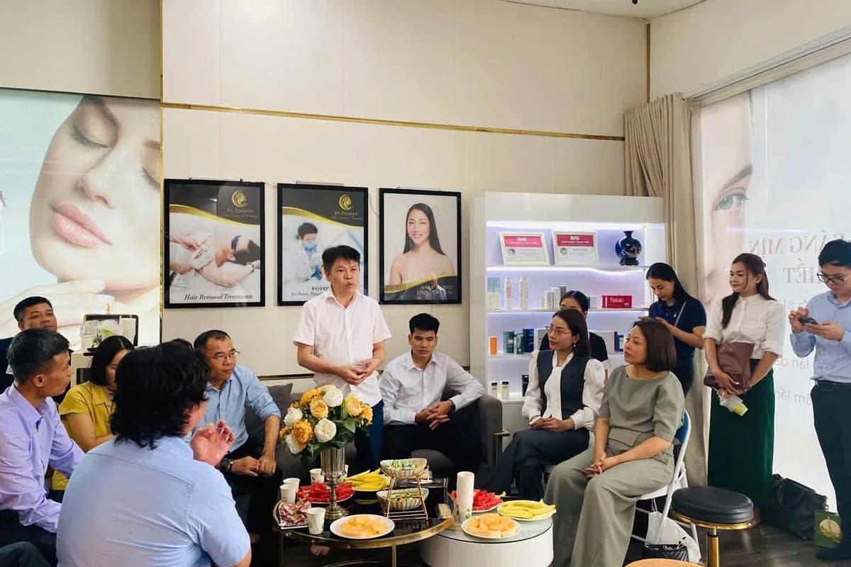 Thành viên chapter trao đổi quanh bàn trà tại cơ sở Dr. Nguyên