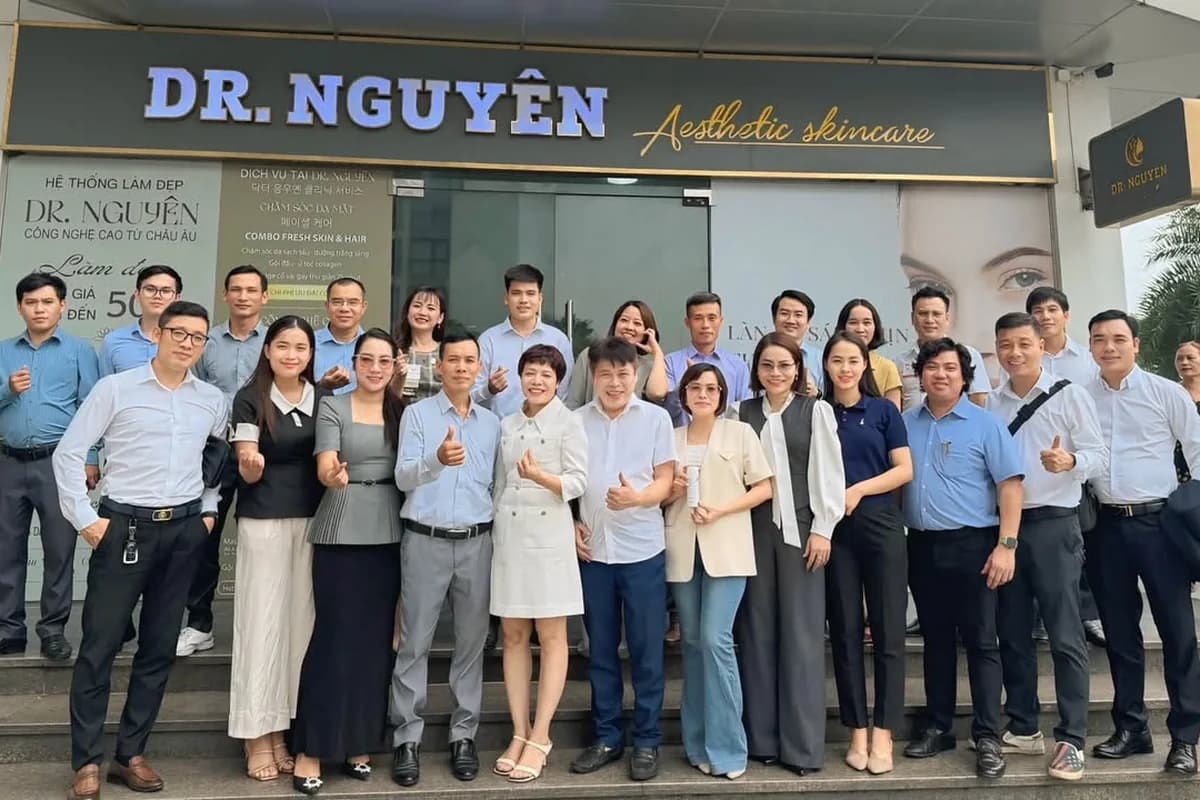 Cả đoàn Givers chụp ảnh trước biển hiệu Dr. Nguyên Aesthetic Skincare