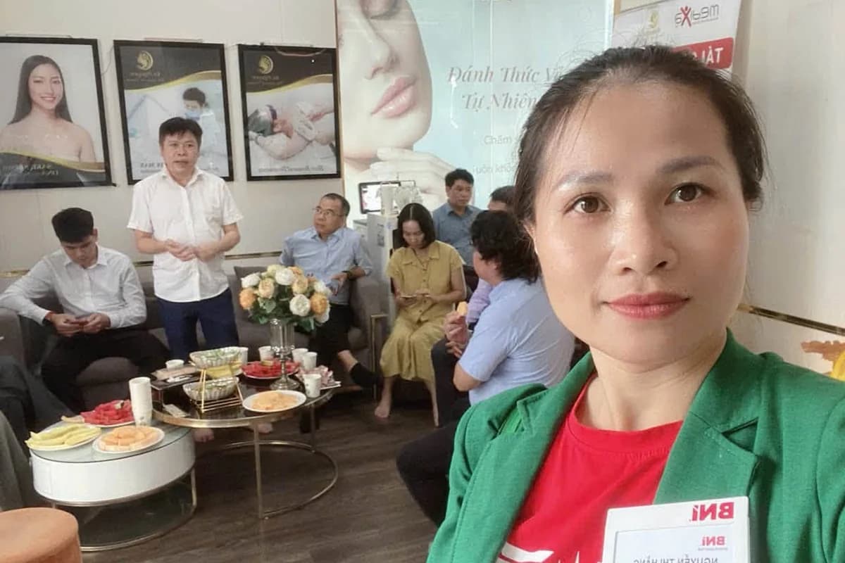 Một thành viên chapter đeo bảng tên BNI tại buổi Business Tour