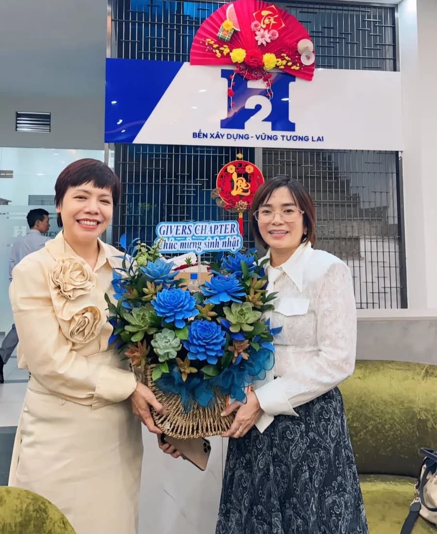 Giám đốc Lã Thị Thu Hiền nhận hoa từ thành viên chapter trong chuyến Business Tour tại H2HOMES