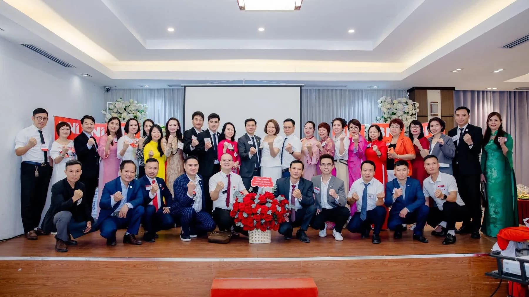 Toàn thể thành viên BNI Givers Chapter chụp ảnh chung tại một buổi sinh hoạt